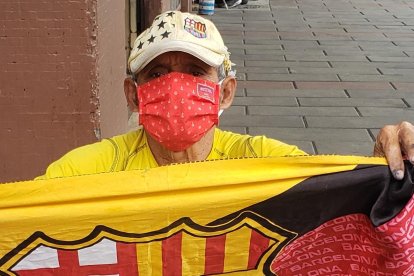 José Saa, un hincha amarillo que llevó la bandera al trabajo.