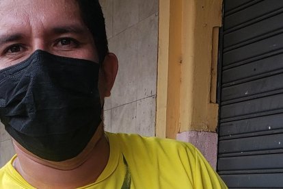 Daniel Villega, hincha canario que andaba trabajando con la amarilla puesta.