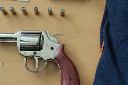 Con esta arma pretendía amenazar a la víctima para quedarse con el dinero.