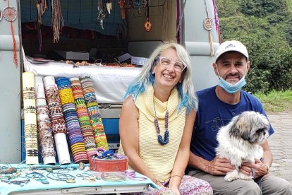 Vivi y Beto en el interior de su combi, que es su casa, carro y puesto de trabajo.