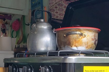 La cocina que tienen dentro de su furgoneta celeste.