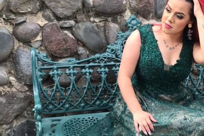 A Tañita Cardona le encantan los brillos y lentejuelas. Ella misma los aplica en sus atuendos. Hoy las botas han sido sustituidas por los tacones muy altos.