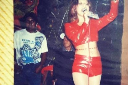 A Tañita Cardona le encantan los brillos y lentejuelas. Ella misma los aplica en sus atuendos. Hoy las botas han sido sustituidas por los tacones muy altos.