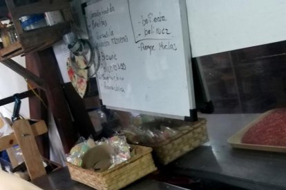 Diego Campoverde alista las porciones de los diferentes manjares que ofrece.