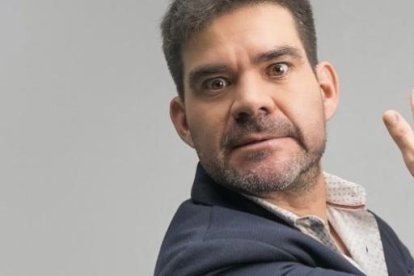 Al locutor le gusta hacer teatro y andar en moto.