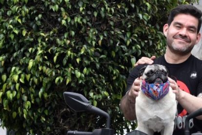 Jerónimo y su esposa, Andrea Durán, tienen a Federico, un perrito muy mimado.