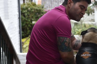 Antes llevaba a Federico en la moto, pero un días se cayó.