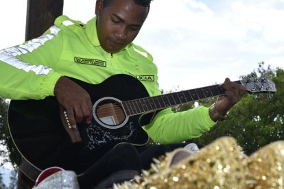 Brayan es amante de la moda y le gusta ser policía.