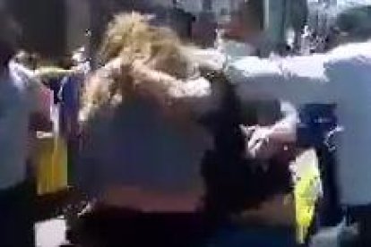 A la mujer también le dieron duro.