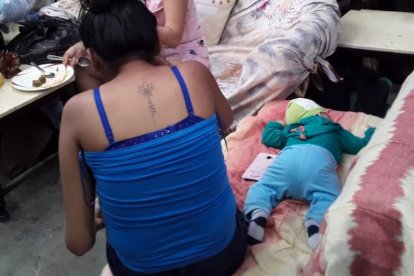 Un sofá rescatado sirve de cama para un pequeño niño. Este mismo mobiliario es empleado para dormir en las noches.