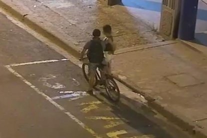 Cámaras de seguridad captaron a una pareja que al aperecer tenían sexo oral en un pilar.