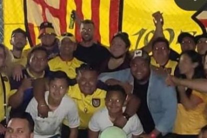 Hinchas de Barcelona junto al golero Burrai que estaba de vacaciones en Nueva York.