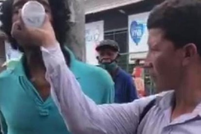 Algunos transeúntes le dieron de deber agua.