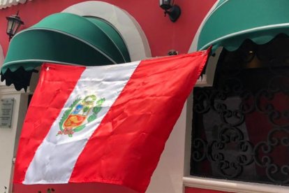 Una bandera peruana se colocó en los exteriores del local.