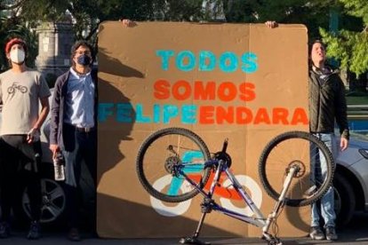 Colectivos y familiares han hecho plantones afuera de los complejos judiciales.