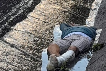 EL otro fallecido quedó tendido en la cuneta.