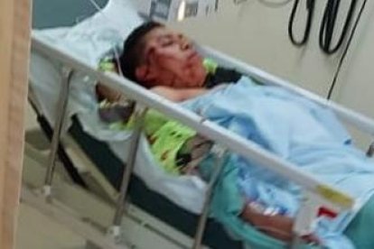 El policía que sobrevivió fue trasladado en  helicóptero hasta el hospital.