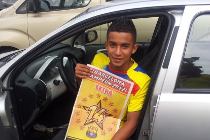 Kevin Torres en el 2012 con un poster de Barcelona que salió en EXTRA.
