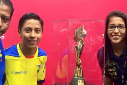 Los Tobar con Irene la arquera de Dragonas y de la Tri.