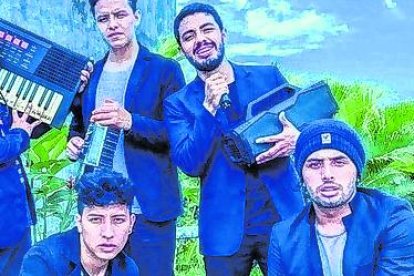 Los chicos no usan instrumentos reales, porque como mencionan, son una parodia musical.