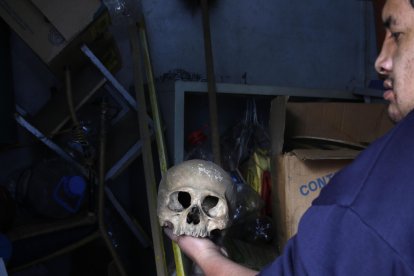 Cuando cambia de lugar a la calavera, Sandoya dice que pasan cosas raras.