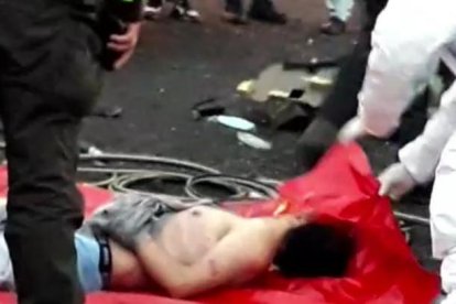 Las víctimas eran dos hombres, quienes viajaban en el vehículo negro partido por la mitad.