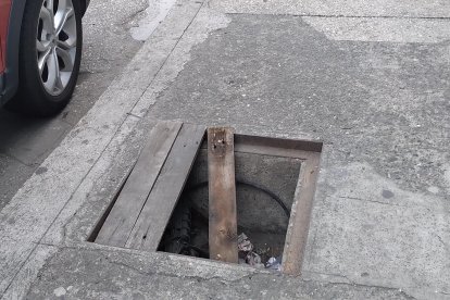 En la entrada de una imprenta, en la primera etapa de la Alborada, hay un orificio que también usan como basurero.