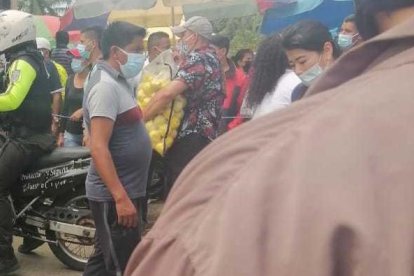 Policías hacen vigilancia en la zona.