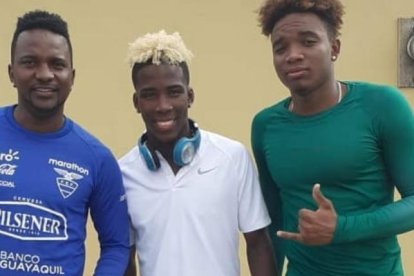 Junior Ayoví y Adonis Preciado en sus inicios. Con ellos Anthony Cheré.