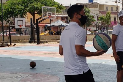 Matías Oyola jugó un partido de básquet ante los chicos de la Fundación Caballito Zeballos, que desde hoy se une al Ídolo.