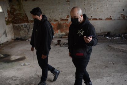 Mera recorre el lugar con la grabadora del celular encendida para registrar psicofonías.