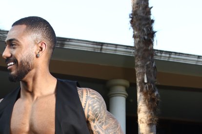 Es amante al deporte, tanto así que fabricó sus primeras pesas de cemento, cuando estaba en segundo año de colegio. Desde entonces entrena.