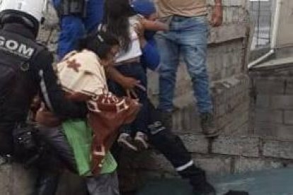 Se tuvo que hacer un hueco en el techo para sacar a las dos habitantes.