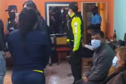 En varios puntos la gente bebía licor, sin respetar el distanciamiento social.