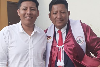 Una de las fotos que se tomaron el día en que ambos se graduaron del colegio, en 2020.