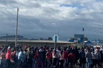 Los parientes de las PPL se dieron cita en el exterior de la cárcel de Latacunga.