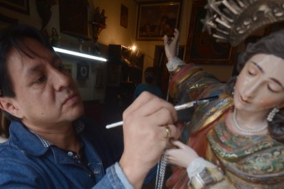 Marcelo Cuesta trabaja desde hace dos décadas como restaurador de las obras quiteñas.