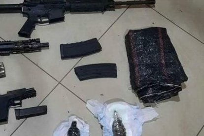 Estas son las armas, municiones y  explosivos encontrados en un saco de yute.