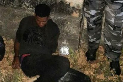 El sospechoso junto al saco de yute que se habría encontrado en su poder.