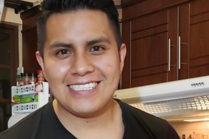 Su meta es llevar el caldo de mocho a los residentes en la Yoni.