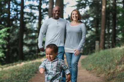 Que tu hijo siempre vea el buen trato que tienes con tu pareja. Recuerda tú siempre serás su ejemplo a seguir.