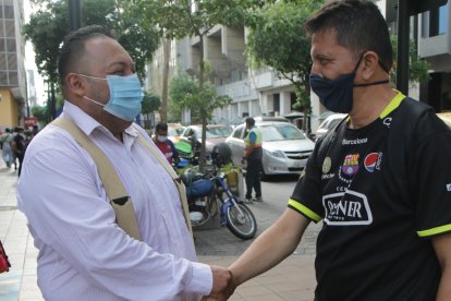 Cuando anda por las calles, los ciudadanos se acercan a saludarlo y a pedirle fotos.