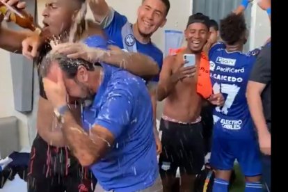 Nassib Neme, presidente del Emelec, salió bañado con cerveza.