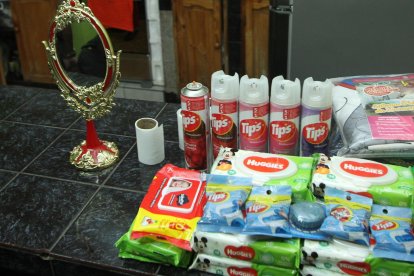 En una de las viviendas encontraron utensilios de limpieza y de baño en grandes cantidades.