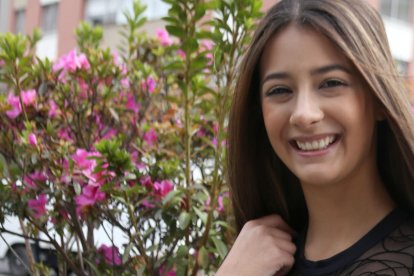 Samantha es fan de la moda. Diseña y cose.