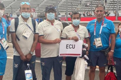 Bravo (i) junto al entrenador Santiago Rosero, Oswaldo Hidalgo (c), presidente de la Federación de Ciclismo, y el grupo que apoyó en logística.