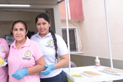 Las emprendedoras Azucena Palacios (centro izquierda) y Jenny Ibarra (centro derecha) emplean a cuatro mujeres más quienes ayudan con el servicio de sus dos locales.