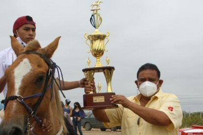 Por su habilidad Winston Tigrero se llevó el trofeo.