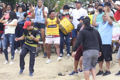 los hinchas del Deportivo Santa Elena bailaron emocionados.