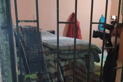 El lugar no tenía una correcta limpieza. Los colchones estaban apilados.